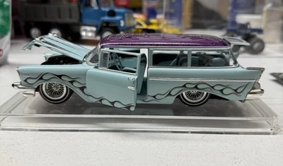 2004 2 carros combo 1:24 e 1:64 Jesse James WCC 56 Chevy Wagon Lowrider fundido - Imagem 1 de 4