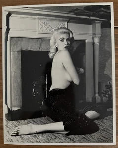 JAYNE MANSFIELD FOTO VINTAGE ORIGINALE ATTRICE HOLLYWOOD ELEGANTE POSA SEXY - Foto 1 di 2