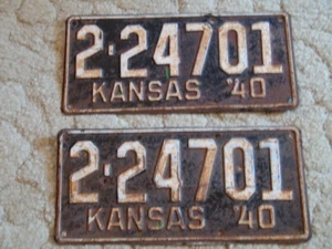 ANTIKES PAAR 1940 KANSAS NUMMERNSCHILDER/-SCHILDER - #2-24701 GLEICHE NUMMER - Bild 1 von 2