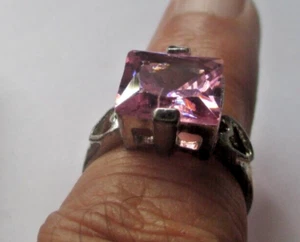 bague couleur argent taille 62 solitaire imposant cristal rose  bijou vintage - Imagen 1 de 3