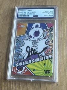 2025 Topps Chrome Vee Friends Skilled Skeleton Gary Vee Signed Auto PSA DNA - Bild 1 von 2
