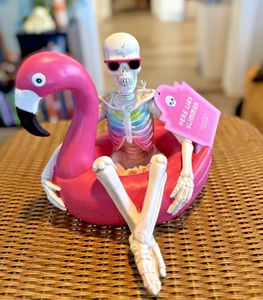NEU Hier liegt Sommer Skelett Flamingo Pool Schwimmer Halloween SUMMERWEEN Deko - Bild 1 von 4