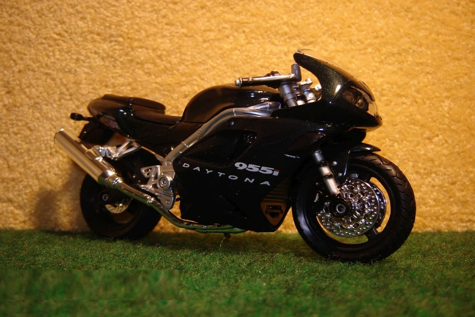 1:18 Triumph Daytona 955i Grünmetallic WELLY 00778 - Bild 1 von 1