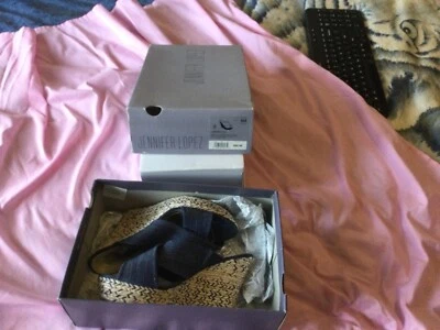 Jennifer Lopez 坡跟凉鞋 8 码 — 第 1/4 张图片