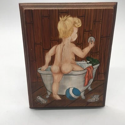 Arte colgante de pared vintage pintado a mano sobre madera de niño pequeño en bañera con rana Foto 1 de 4