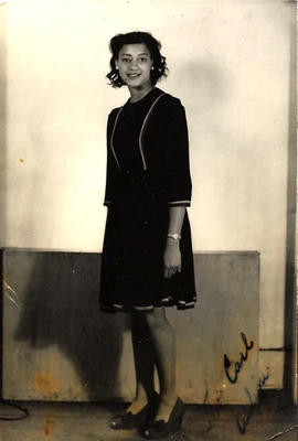 Fotografía vintage de Teenie Harris de la década de 1940 ~ belleza afroamericana en vestido y zapatos de salón Foto 1 de 2