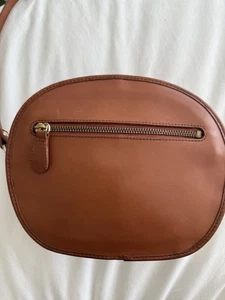 Bolso de mano ovalado bandolera de cuero tostado Hunt Club vintage con herrajes de metal dorado - Imagen 1 de 10