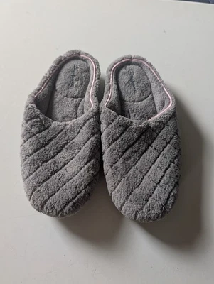 PREOWNED DEARFOAMS WOMENS SLIPPERS 7-8 M GREY LIGHT WEAR - Image 1 of 4