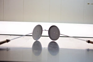 Vintage. 50er SANDWICHPRESSE MIT HOLZGRIFFEN UND METALLVERSCHLUSS USA - Bild 1 von 4