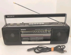 Cinta de casete AM/FM Sound Rider Boombox Sony CFS-210 de colección negra probada y FUNCIONA - Imagen 1 de 7