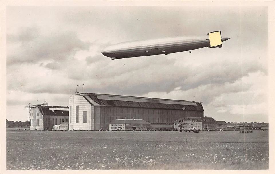 772067) Zeppelin AK - Graf Zeppelin über der Werft in Friedrichshafen  - Bild 1 von 1