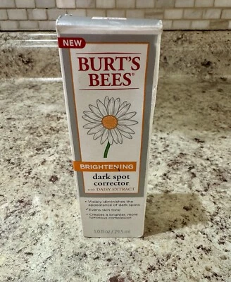 Corrector de manchas oscuras iluminadoras Burt's Bees - 1,0 fl oz Evens Skin Daisy Extract Foto 1 de 4