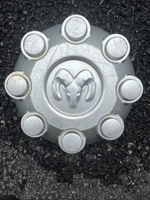 Dodge Ram 2500 2009 tapacubos centrales Foto 1 de 3