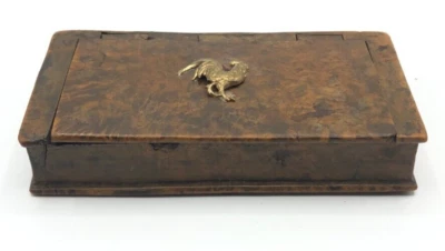 Ancienne et rare boîte secrète livre trompe l'œil en loupe de bois L : 10 cm - Photo 1/4