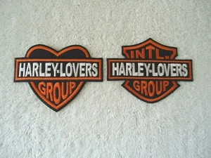 Set di 2 toppe gruppo "NOS " Harley Lovers,1,a forma di cuore,1,intl." OTTIMO SET " - Foto 1 di 6