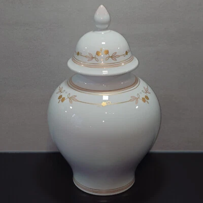 Porzellan Deckelvase mit goldener Verzierung “Legato - K Nossek“ von AK KAISER - Bild 1 von 4