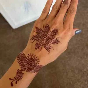 4 Fogli Adesivi per Tatuaggi in Pizzo Rosso - Impermeabili ed Eleganti - Foto 1 di 6
