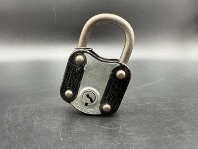 Metal antigo. Preto e prata.  Cadeado forjado. Sem chave. - Imagem 1 de 4