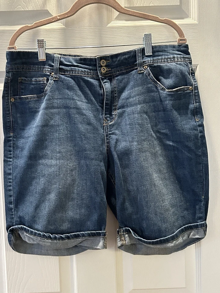 STYLE & CO~ Size 12 ~ DENIM SHORTS~ 5 Pockets ~ VGC ~ - Image 1 of 4
