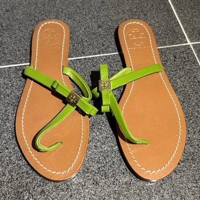 Sandalias Tory Burch Leighann Tanga Plana Charol Cuero Saffiano Hoja Verde Zapatos Foto 1 de 4