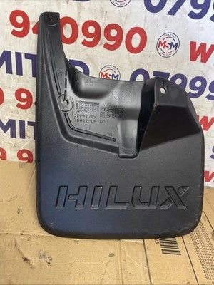 Guardabarros/aletas originales Toyota Hilux 2016-24 doble cabina MK8 lado del pasajero delantero Foto 1 de 2