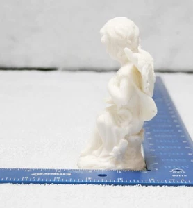 Statuina dolce cherubino ragazzo seduto sulla roccia angelo in resina bianca bambino 5" - Foto 1 di 9
