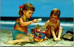Vintage Postkarte 2 Kinder am Strand mit Zirkus Sand Eimer Winkel Teich Chester NH - Bild 1 von 3