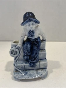 Estatuilla de niño azul cobalto de Delft alemana vintage Alemania - Imagen 1 de 9