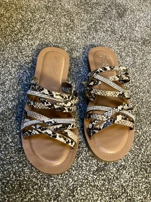 NUEVAS Sandalias Thalia Sodi MARLINA Negras Estampado Serpiente 6.5 M Imitación Cuero Correa Bling Foto 1 de 4