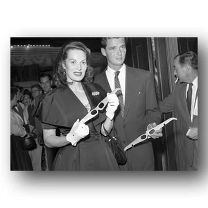 Maureen O'Hara sosteniendo gafas 3D en 1953 It Came From Outer Space Pr foto de 5x7 - Imagen 1 de 1