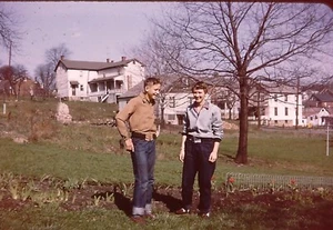 35 mm Slide Kodachrome Lady Boy Haus Garten gerollte Jeans Farbe transparent - Bild 1 von 1