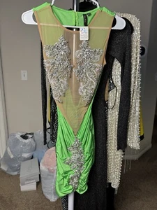 Grünes Kleid mit Edelsteinen - Bild 1 von 7