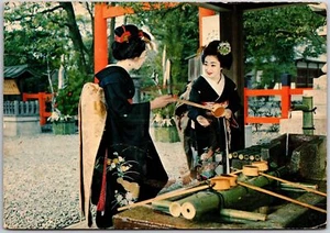 1963 Maikos Washing Their Hands Prior To Making Their New Year Posted Postcard - Picture 1 of 2