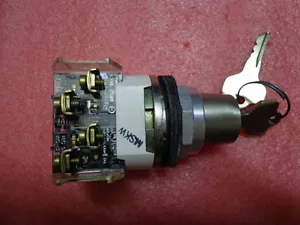 Allen Bradley 800T-H33B Cylinder Lock Selector Switch 2 Position TYPe 4,13 ser:T - Picture 1 of 5