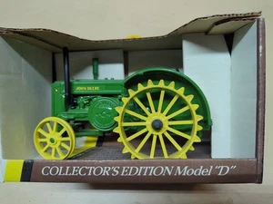 John Deere 1953 Model "D" Collectible Tractor 1/16 Scale Replica Toy - Picture 1 of 6