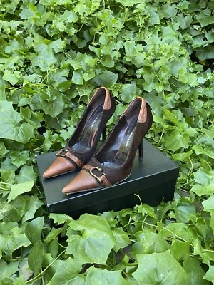 BCBD MaxAzria Cuero Marrón/Vegano Piel de Vaca Estilo Occidental Tacones con Acento de Latón Foto 1 de 4