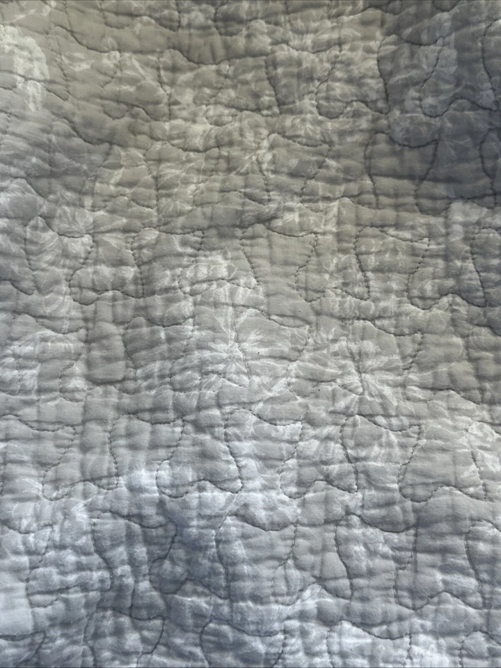 "Cubierta de edredón floral gris y blanco Simply Shabby bordes con volantes 86""x86"" reversible" Foto 1 de 4