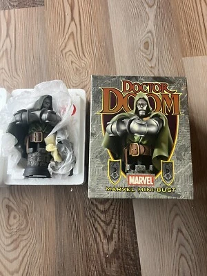 Мини-бюст Bowen Designs Doctor Doom Marvel No2464 /4000 Fantastic Four F4 - Изображение 1 из 4
