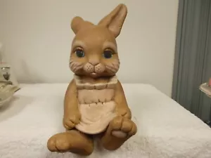 Linda decoración de cerámica para niña conejito de Pascua conejo en estante de vestir niñera - Imagen 1 de 6
