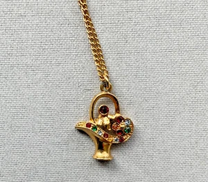 "COLLAR COLGANTE CESTA CON JOYAS DIAMANTES DE IMITACIÓN TONO DORADO EN CADENA DE 20""" - Imagen 1 de 4