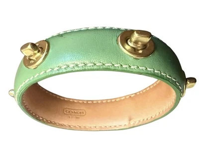 正品蔻驰 Turnlock 皮革手链绿色黄铜状况良好经典 — 第 1/4 张图片