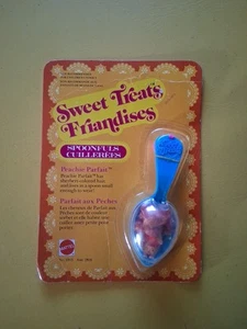 Vintage Sweet Treats Spoonfuls Peachie Parfait - piccola bambola in cucchiaio di Mattel - Foto 1 di 4