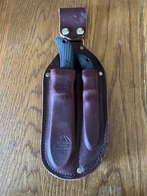 Juego de cuchillos de caza Kodi-Pak cubiertos de borde al aire libre en funda de cinturón de cadera de cuero. Foto 1 de 4