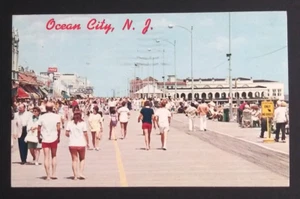 Cartolina affollata lungomare bandiera Coca Cola Ocean City New Jersey NJ c1970s - Foto 1 di 4