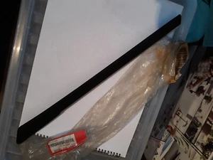 NOS Honda Izquierdo Seat Recortar la Tira 83621-GY1-790ZA SA50 Vision 88-91 SA75 - Picture 1 of 8