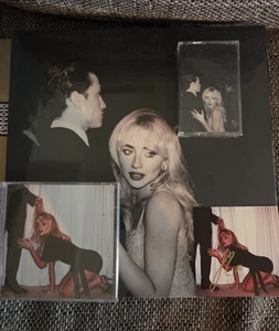 SIGNED Sabrina Carpenter Man's Best Friend art card, vinyl, CD & tape - Bild 1 von 1