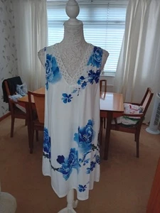 LADIES BEAUTIFUL BLUE MIX FLORAL SLEEVELESS A LINE DRESS SIZE 1XL BNWT - Picture 1 of 8