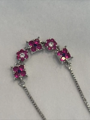 Pulsera ajustable de oro blanco de 18 quilates con piedras rosas Foto 1 de 4