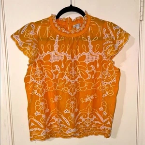 Blusa adornada con volantes dorados y blancos con cuello babero - Imagen 1 de 5