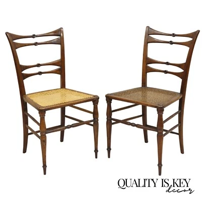 Par de sillas laterales antiguas italianas Biedermeier artesanales de nogal con pajarita Chiavari Foto 1 de 4